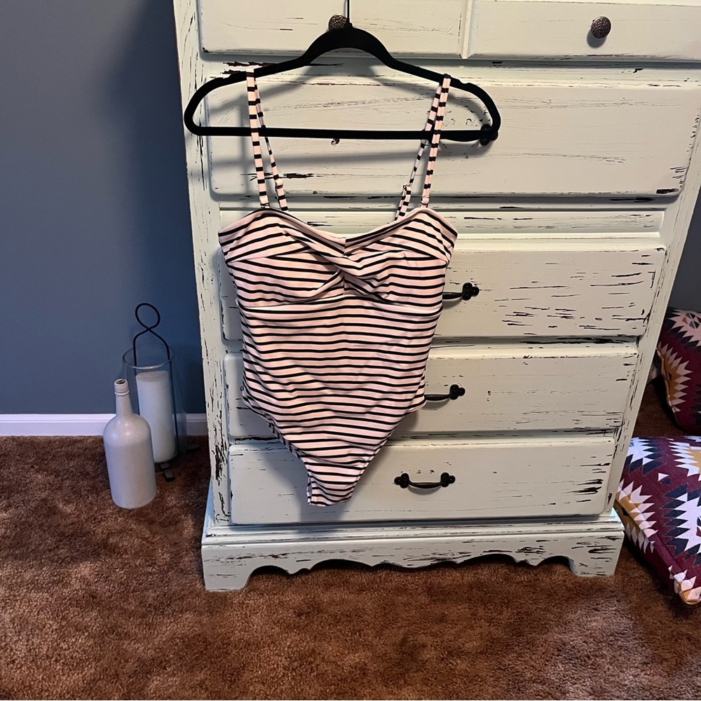 Vineyard Vines White and Black Striped One Piece Suit. Size large.